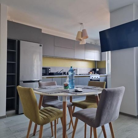 Gray Apartment Nearby Amethyst & Vivo Mall Флорешты Экстерьер фото